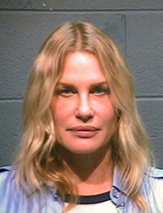 Foto del arresto de Daryl Hannah. No es la primera vez que la actriz es arrestada por protestar